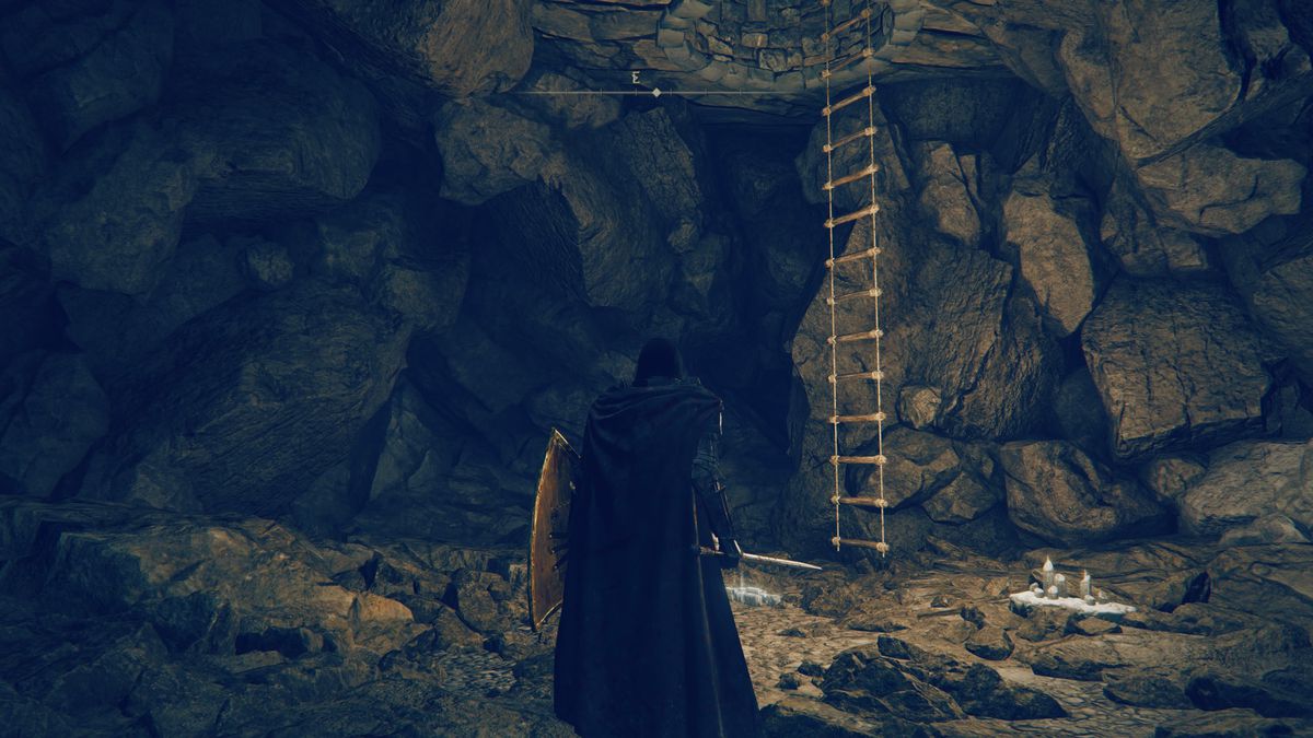 Un guerrier terni regarde l'échelle de corde dans la zone souterraine des ruines de Moorth qui mène au village de Bonny dans une capture d'écran d'Elden Ring : Shadow of the Erdtree.
