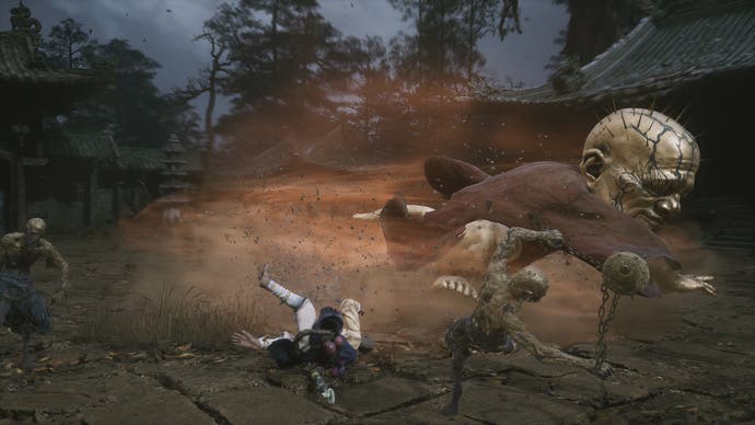 Capture d'écran de Black Myth : Wukong montrant un singe frappé par un ennemi géant avec une énorme tête chauve