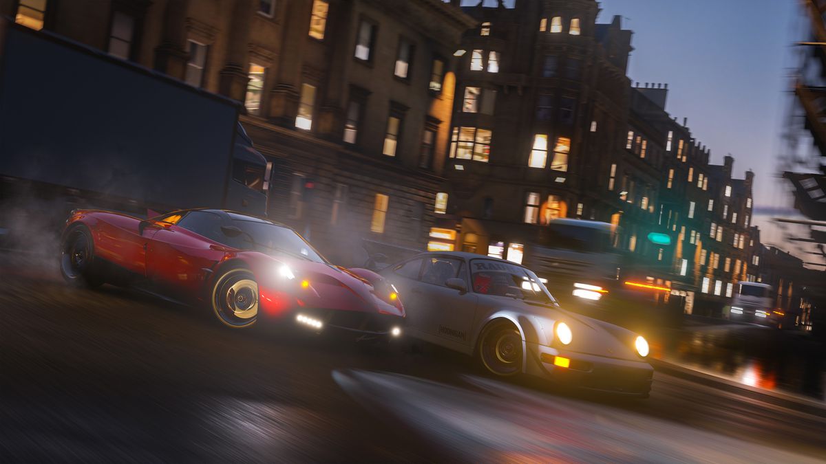 Une Pagani et une Porsche dérivent dans un virage lors d'une course nocturne dans les rues d'Édimbourg dans Forza Horizon 4