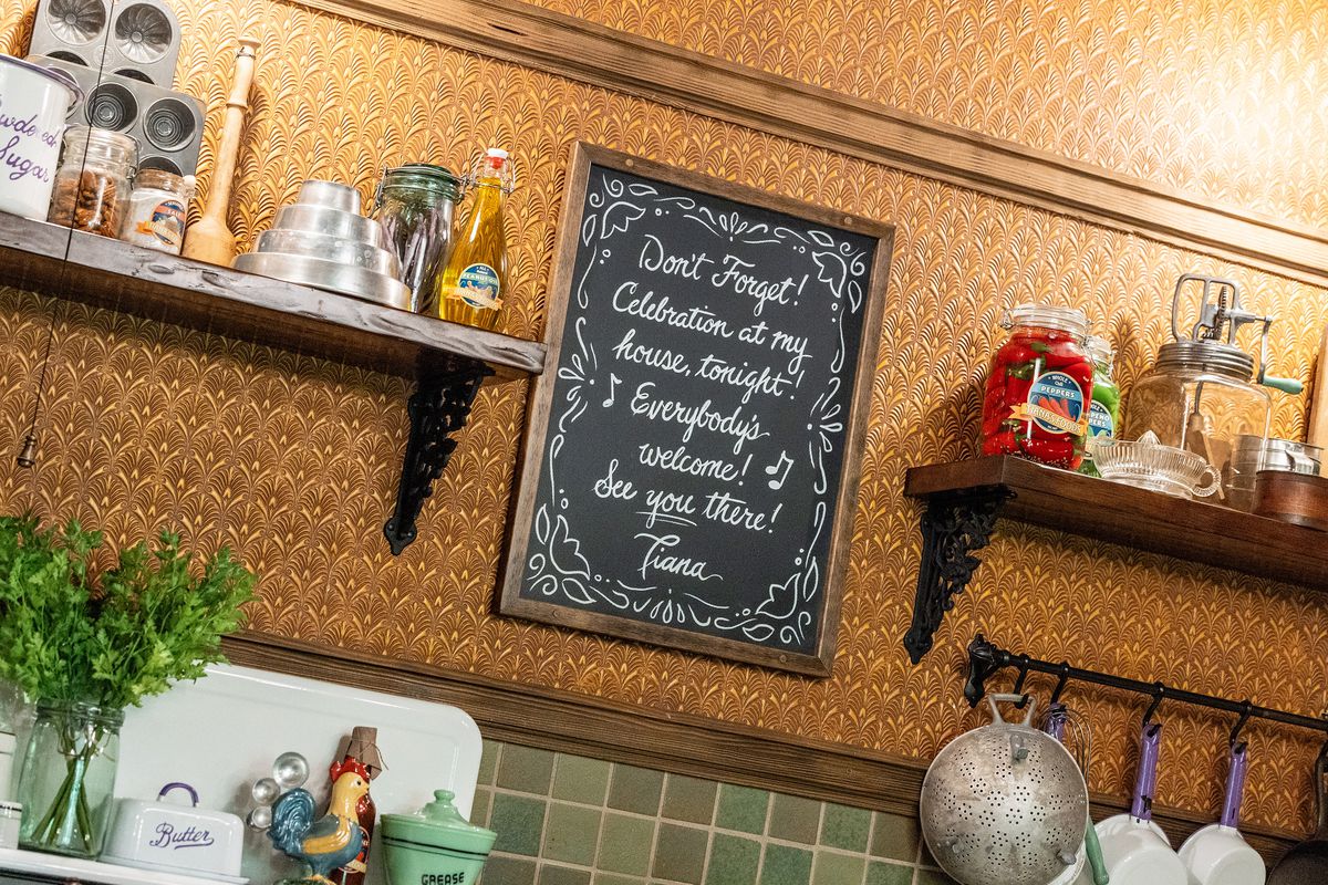 Un ensemble de cuisine de Tiana, comprenant une note sur un tableau écrite par Tiana elle-même