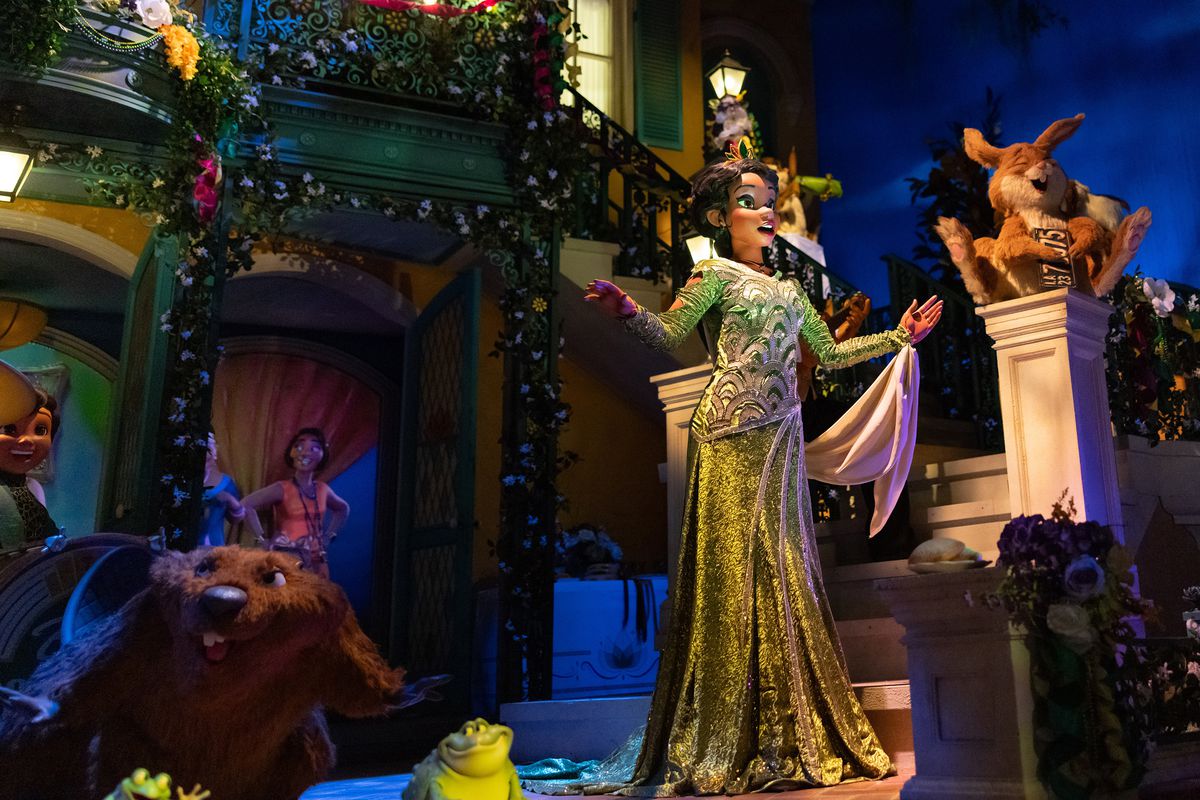 Tiana porte une magnifique robe verte dans la scène finale de la nouvelle attraction Disney