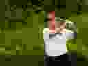 L'ancien président américain et candidat à la présidentielle de 2024, Donald Trump, joue au golf lors du tournoi officiel Pro-Am avant l'événement LIV Golf Invitational Series au Trump National Golf Club Bedminster à Bedminster, New Jersey, le 10 août 2023.  