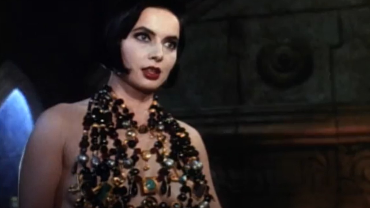 Une capture d'écran de la bande-annonce de Death Becomes Her d'Isabella Rossellini dans un haut fait de bijoux.