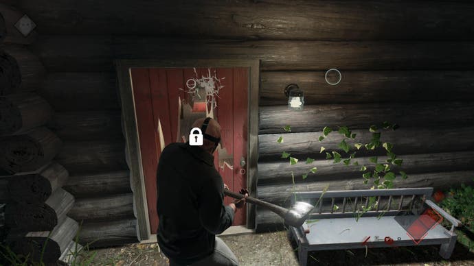 Jason balance une hache sur la porte d'une cabane dans Vendredi 13