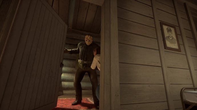 Jason apparaît dans l'embrasure de la porte d'une cabine dans Vendredi 13
