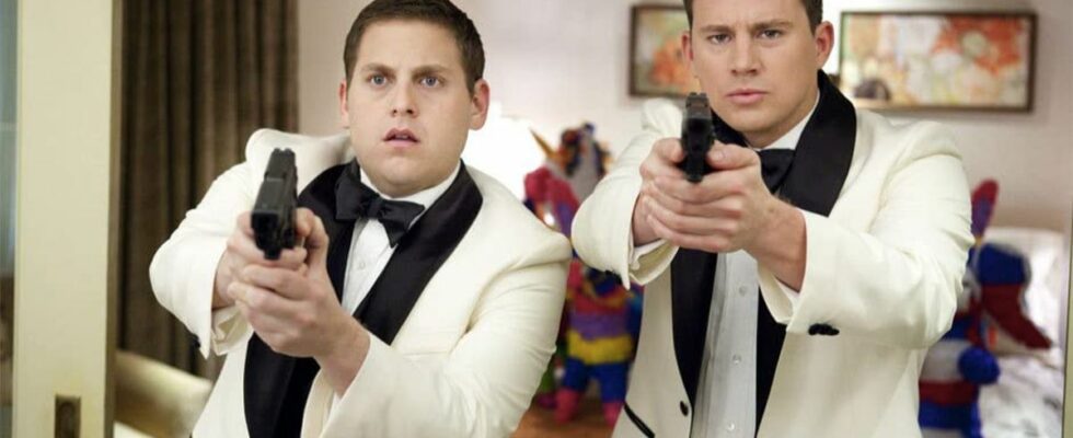 Jonah Hill and Channing Tatum aiming guns, while dressed in tuxedos, in 21 Jump Street.