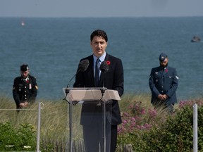 Le premier ministre Justin Trudeau s'exprime à Juno Beach, le jeudi 6 juin 2024 à Courselles-sur-Mer, en France, lors de la cérémonie nationale canadienne commémorant le 80e anniversaire du jour J et de la bataille de Normandie.