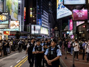 Police et foule à Hong Kong.