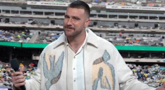 Travis Kelce makes a surprise cameo on Saturday Night Live.