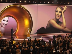 Céline Dion remet le prix de l'album de l'année lors de la 66e cérémonie annuelle des Grammy Awards, le dimanche 4 février 2024, à Los Angeles.