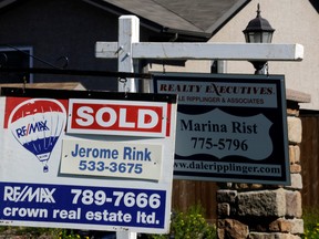 Plusieurs agents immobiliers s'inscrivent dans le pâté de maisons 1 300 de la rue Stockton à Regina le 4 juillet 2012.
