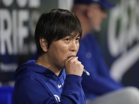 L'ancien interprète du frappeur désigné des Dodgers de Los Angeles Shohei Ohtani, Ippei Mizuhara, se tient dans l'abri.