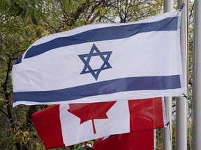 Les drapeaux du Canada et d’Israël flottent en berne le mercredi 11 octobre 2023 à Ottawa.