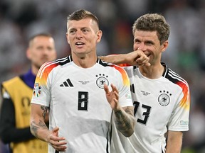 Toni Kroos et Thomas Mueller en Allemagne célèbrent