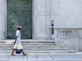 Un homme passe devant l'édifice de la Banque du Canada le 6 septembre 2023 à Ottawa.