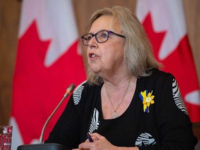 La chef du Parti vert Elizabeth May participe à une conférence de presse à Ottawa, en Ontario.  le mardi 25 avril 2023.