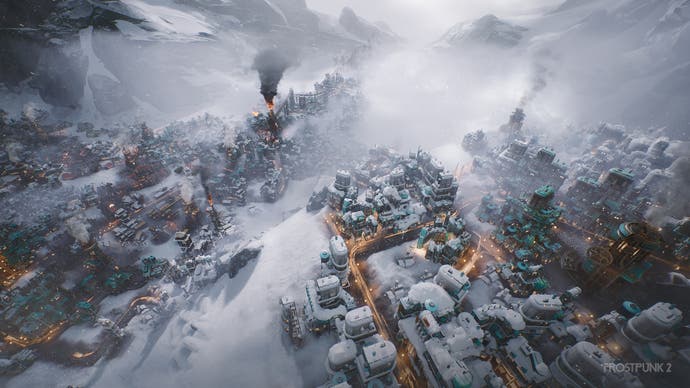 Un gros plan d'une ville dans Frostpunk 2, nous permettant de voir certains des détails supplémentaires apportés par Unreal Engine 5 dans la suite. La neige s'accumule lourdement sur les bâtiments sombres, tandis qu'il y a un flou orange coloré à longue exposition représentant l'activité sur les routes.