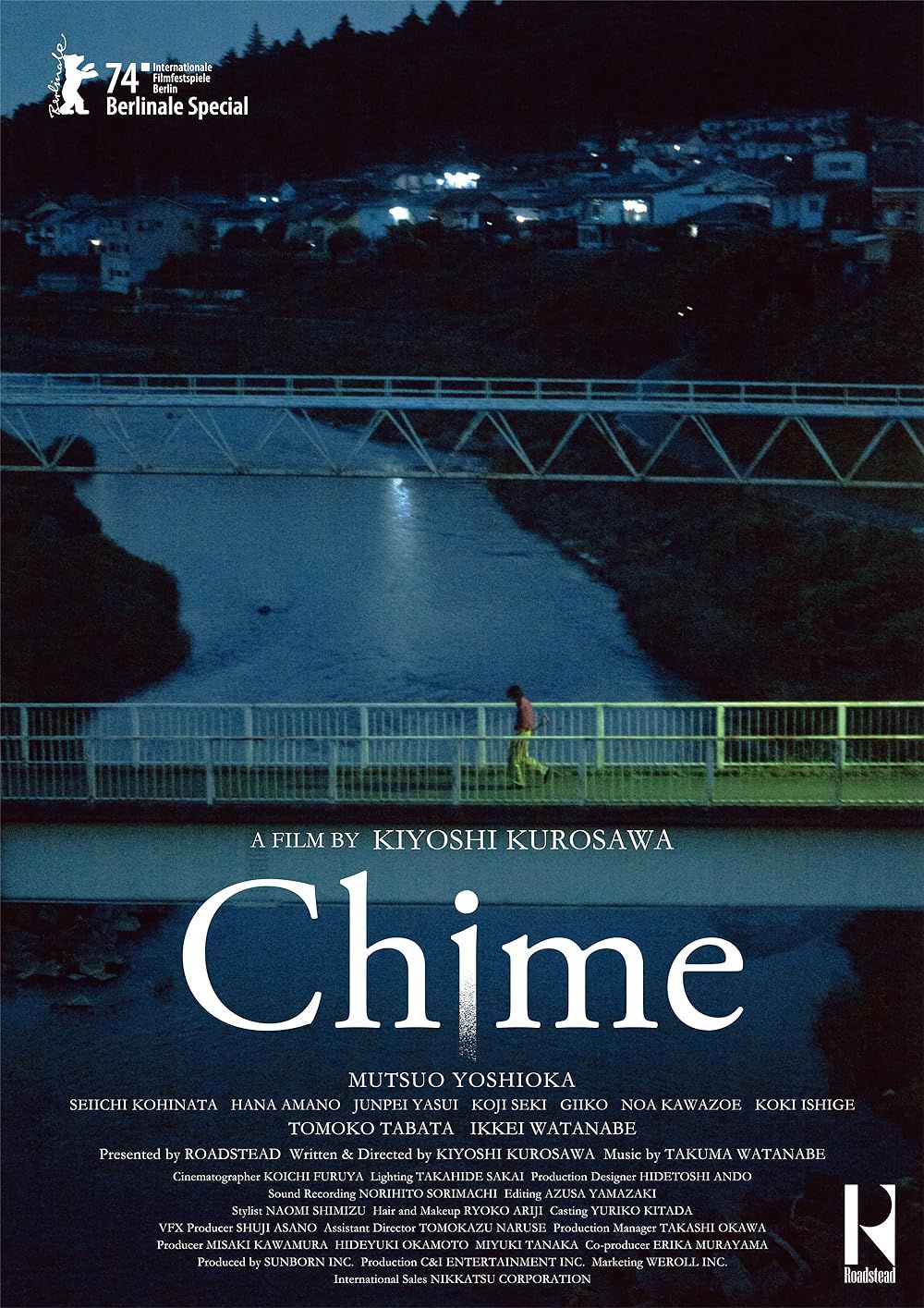 Dans une affiche de Chime de Kiyoshi Kurosawa, une personne en chemise rouge traverse un long pont. 