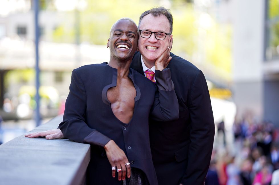 doctor who star ncuti gatwa et showrunner russell t davies s'embrassent et sourient aux baftas