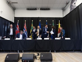 Le premier ministre des Territoires du Nord-Ouest, RJ Simpson, de gauche à droite, le premier ministre de la Saskatchewan, Scott Moe, le premier ministre du Manitoba, Wab Kinew, le premier ministre du Yukon, Ranj Pillai, le premier ministre de la Colombie-Britannique, David Eby, la première ministre de l'Alberta, Danielle Smith, et le premier ministre du Nunavut, PJ Akeeagok, discutent à la fin d'un point de presse à l'édition 2024. Conférence des premiers ministres de l'Ouest à Whitehorse, le lundi 10 juin 2024. PRESSE CANADIENNE/Crystal Schick