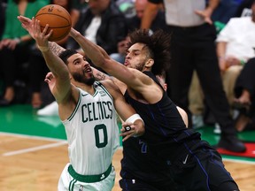Jayson Tatum des Boston Celtics tire le ballon contre Dereck Lively II des Dallas Mavericks au TD Garden le 6 juin 2024 à Boston.