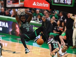 Jaylen Brown des Boston Celtics dunk le ballon contre les Dallas Mavericks lors du quatrième quart-temps du deuxième match de la finale NBA 2024 au TD Garden le 9 juin 2024 à Boston, Massachusetts.