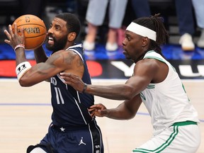 Kyrie Irving des Dallas Mavericks se dirige vers le panier contre Jrue Holiday des Boston Celtics lors du deuxième quart du quatrième match de la finale NBA 2024 à l'American Airlines Center le 14 juin 2024 à Dallas.