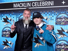 Joe Thornton, à gauche, pose pour une photo avec Macklin Celebrini après avoir été sélectionné par les Sharks de San Jose avec le premier choix au total lors du repêchage de la LNH au Sphere le 28 juin 2024 à Las Vegas.