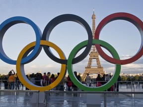 Les anneaux olympiques sont installés sur la place du Trocadéro qui surplombe la Tour Eiffel à Paris le 14 septembre 2017.