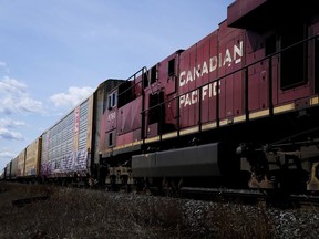 Les trains du Chemin de fer Canadien Pacifique stationnent dans la gare de triage principale du CP Rail à Toronto le lundi 21 mars 2022.