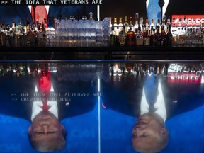 Des bouteilles d'alcool sont placées sur un bar arrière de l'Abbey Food & Bar à West Hollywood, en Californie, le jeudi 27 juin 2024, alors qu'un débat présidentiel entre le président Joe Biden et le candidat républicain à la présidence, l'ancien président Donald Trump, est diffusé.