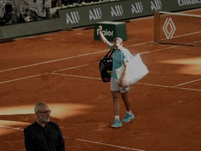 L'Espagnol Rafael Nadal quitte le terrain après avoir perdu contre l'Allemand Alexander Zverev lors de son match du premier tour du tournoi de tennis de Roland Garros au stade Roland Garros à Paris, le lundi 27 mai 2024.