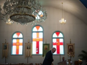 Un homme âgé fait une pause avant le service dominical à l'église orthodoxe ukrainienne Saint-Georges