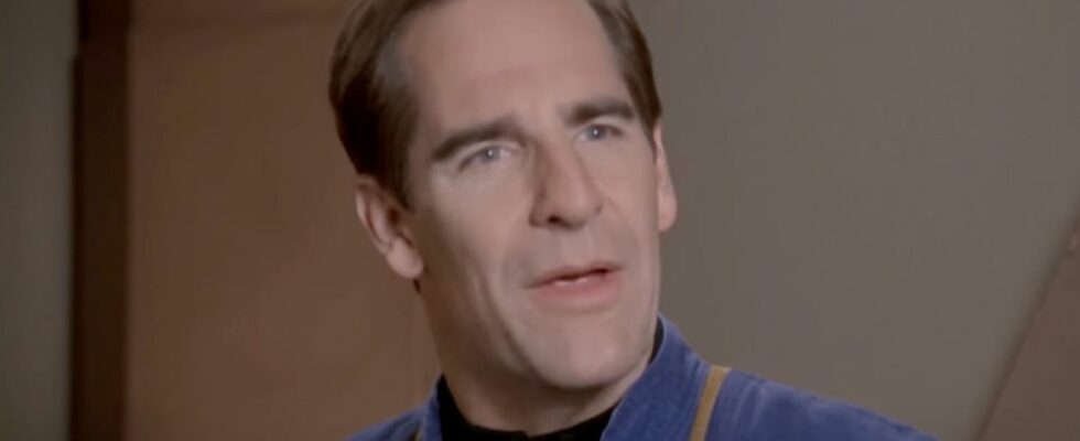Captain Jonathan Archer making a speech in Star Trek: Enterprise