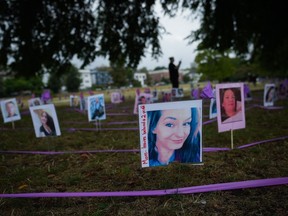 Des photographies de victimes de surdose sont exposées alors que les membres de Moms Stop the Harm marquent la Journée internationale de sensibilisation aux surdoses, à Vancouver, en Colombie-Britannique, le jeudi 31 août 2023.