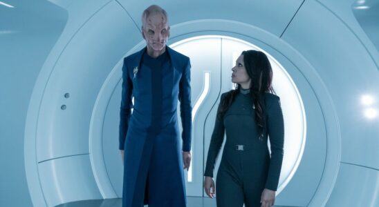 Saru standing next to Nhan in Star Trek: Discovery