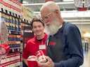 David Letterman a prêté son « expérience » aux employés d'une épicerie de l'Iowa.