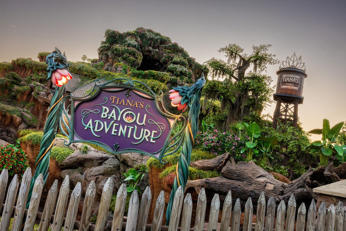 Le panneau indiquant Tiana's Bayou Adventure au crépuscule