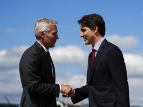 Le premier ministre Justin Trudeau est accueilli par l'ambassadeur du Canada en Suisse Patrick Wittmann à son arrivée à Zurich, en Suisse, le samedi 15 juin 2024. Trudeau participera au sommet de paix en Ukraine.