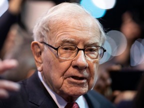 Sur cette photo d'archive prise le 4 mai 2019, Warren Buffett, PDG de Berkshire Hathaway, s'adresse à la presse alors qu'il arrive à l'assemblée annuelle des actionnaires 2019 à Omaha, Neb.