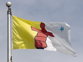 Un juge du Nunavut a condamné une Torontoise à trois ans de prison dans une affaire de fraude à l'identité inuite.  Le drapeau territorial du Nunavut flotte à Ottawa, le mardi 30 juin 2020.