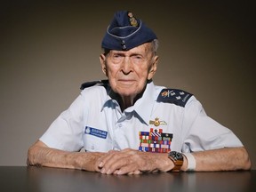 Richard Rohmer, lieutenant-général honoraire.  des Forces armées canadiennes, est photographié à l'hôpital Sunnybrook, à Toronto, le jeudi 30 mai 2024.