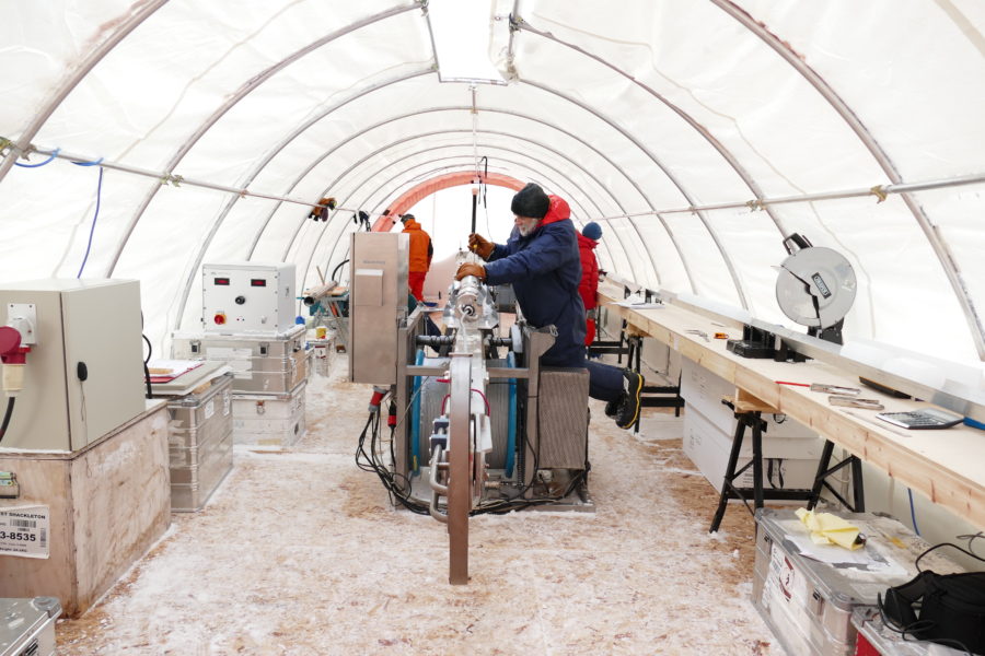 Une tente sur la glace de l'Antarctique où le noyau est découpé en segments pour l'expédition.