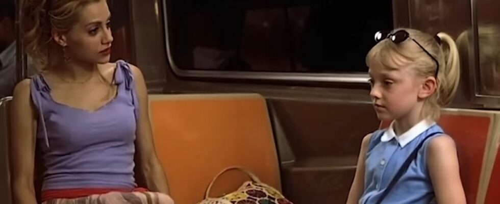 Molly and Ray (Brittany Murphy and Dakota Fanning) taking the subway in Uptown Girls