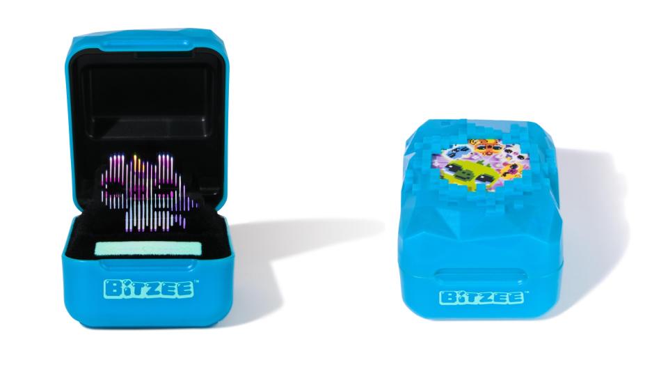 Un appareil Bitzee Magicals bleu affiché affichant une licorne (à gauche) et fermé (à droite)