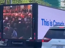 Capture d'écran d'une vidéo publiée sur X d'un camion transportant un message sur les musulmans priant dans les espaces publics au Canada. 