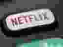 Le logo Netflix est représenté sur une télécommande à Portland, Oregon, le 13 août 2020. 
