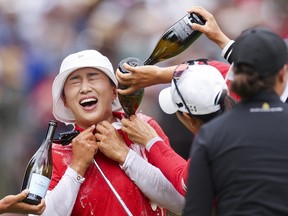Amy Yang, de Corée du Sud, est aspergée de champagne.