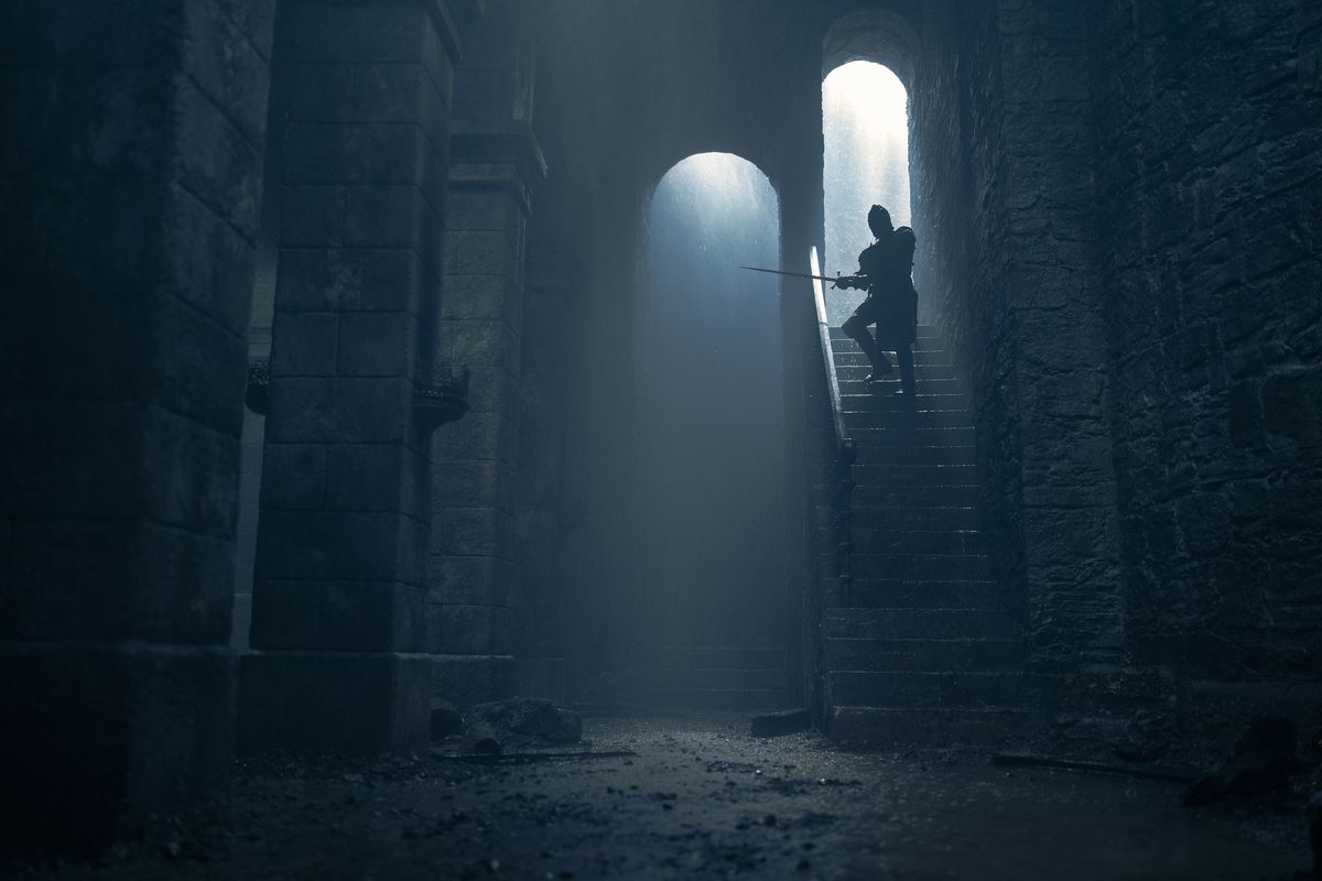 Démon (Matt Smith) avec son épée marchant dans les marches de Harrenhal dans la saison 2 de House of the Dragon