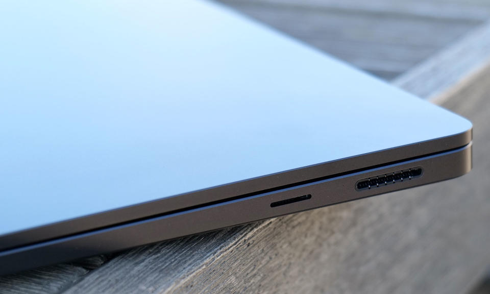 Le côté droit du Surface Laptop 7 est doté du port magnétique Surface Connect de Microsoft et d'un lecteur de carte microSD. 